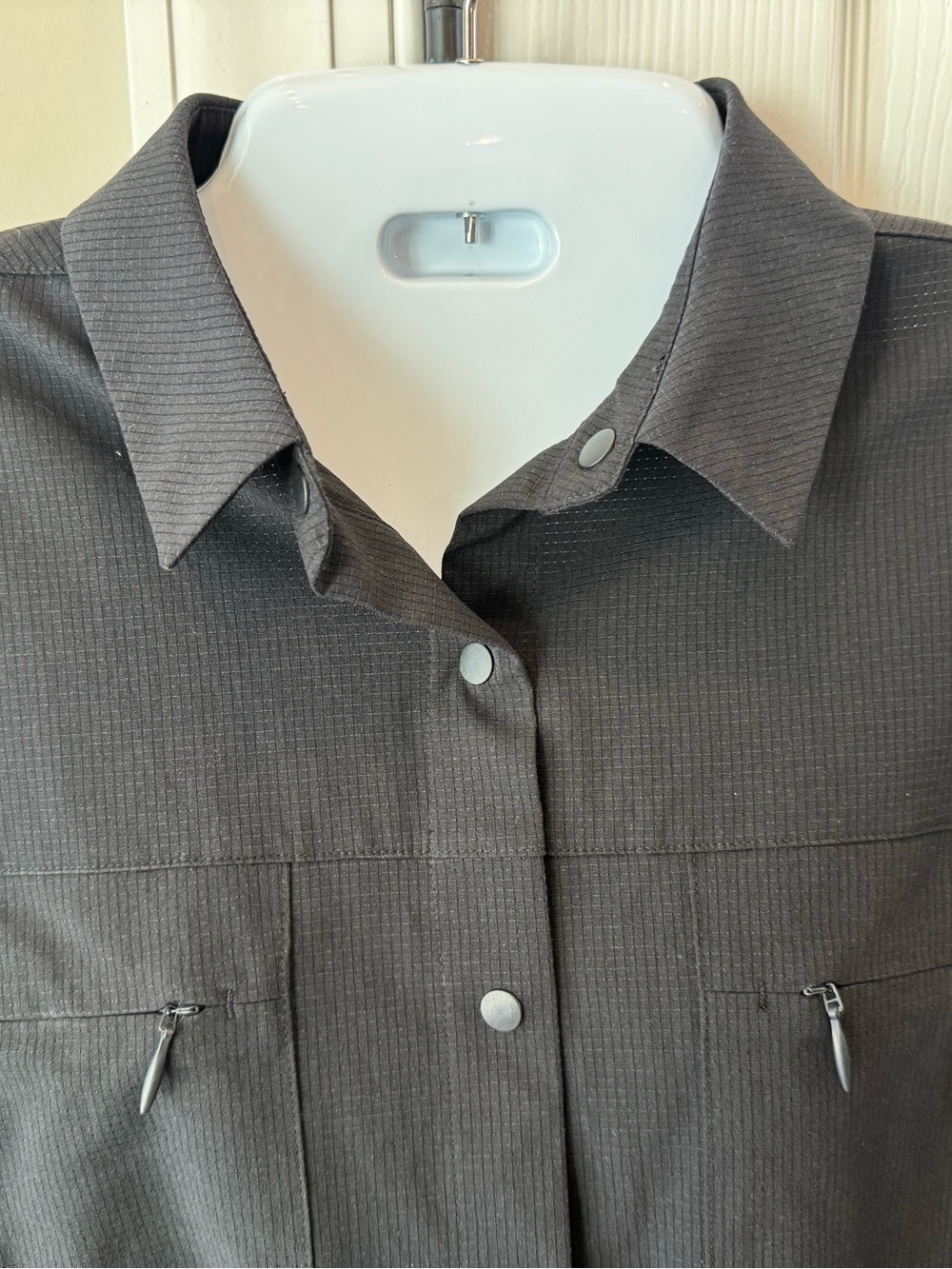 Lululemon Ventlight™ Black Button-Down Shirt Sz 6 EUC - Picture 3 of 6